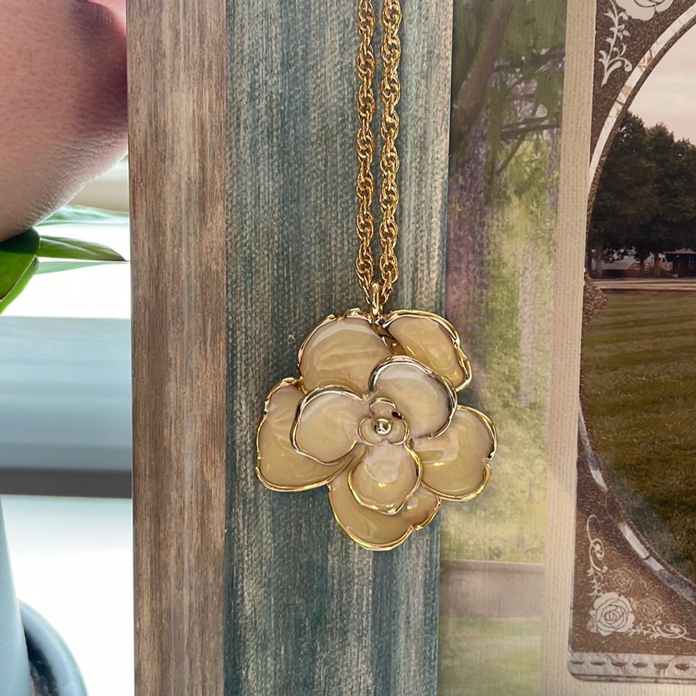 Pearl color and gold enamel flower necklace